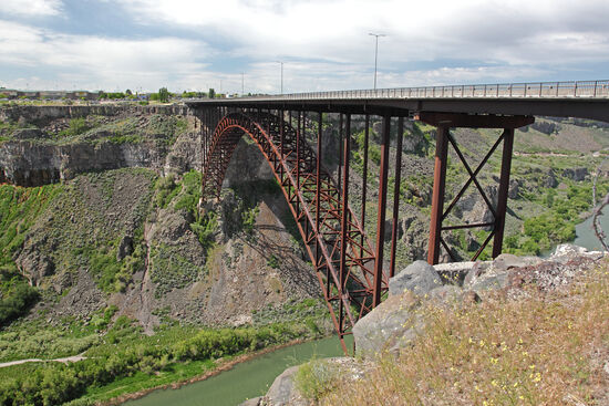 Perrine Memorial Bridge
Die Perrine Bridge führt den U.S.Highway 93 über den Snake River in die Stadt Twin Falls. Sie ist 457m lang und führt in 148m Höhe über den Fluss. Sie ist damit die achthöchste Brücke der U.S.A. Sie wurde benannt nach I.B. Perrine (1861-1943), der in der Gegend erstmals und mit grossem Erfolg Bewässerungsgräben anlegen liess. Er gilt ausserdem als einer der Gründerväter der Stadt Twin Falls.