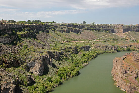 Snake River &amp; Twin Falls
An der Kante der Schlucht des Snake River liegt die Stadt Twin Falls. Mit knapp über 44000 Einwohnern ist sie heute die siebtgrösste Stadt in Idaho. Sie wäre eine durchschnittliche amerikanische Stadt, wenn es die spektakuläre Schlucht und die Wasserfälle nicht gäbe.