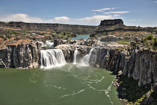 Niagara des Westens
Die Shoshone Falls markieren die höchste Stelle der natürlichen Fischwanderungen im Snake River (inklusive der Lachswanderung). Der Ort war für Stämme der First Nations ein wichtiger Ort für Fischfang und Handel. Trotz der abgelegenen Lage wurden die Fälle schon um 1840 herum entdeckt und waren um 1860 bereits eine Touristenattraktion. Heute schwankt die Wassermenge der Shoshone Falls nicht nur aufgrund jahreszeitlicher Unterschiede, sondern auch wegen Wasserentnahme für Bewässerung und zur Stromerzeugung. Die Wassermenge kann zwischen 8,5 und 570 Kubikmeter pro Sekunde schwanken. Die beste Zeit, die Fälle zu besuchen, ist das Frühjahr.