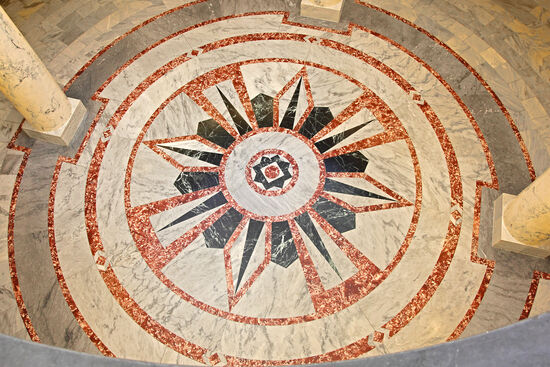 Die Windrose aus verschiedenfarbigem Marmor in der Halle des Idaho State Capitols. Die Gründerväter Idahos haben keine Kosten gescheut, um ihrem Staat ein würdiges offizielles Auftreten zu geben.