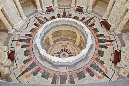 Die Farben des Marmors
Das Idaho State Capitol wurde von 1905 bis 1920 erbaut. Es kostete damals 2 Millionen US$, das entspräche heute 51 Millionen US$. John E. Tourtellotte und Charles Hummel waren die Architekten, die das Idaho State Capitol bauten. Sie nutzten 4 verschiedene Marmorsorten: roten Marmor aus Georgia, grauen Marmor aus Alaska, grünen Marmor aus Vermont und schwarzen Marmor aus Italien. Die architektonischen Inspirationen und Vorbilder waren der Petersdom in Rom, St.Paul’S Cathedral in London und das U.S. Capitol in Washington, D.C. Im Gebäude stehen 219 Säulen in dorischem, korinthischem und ionischem Stil.