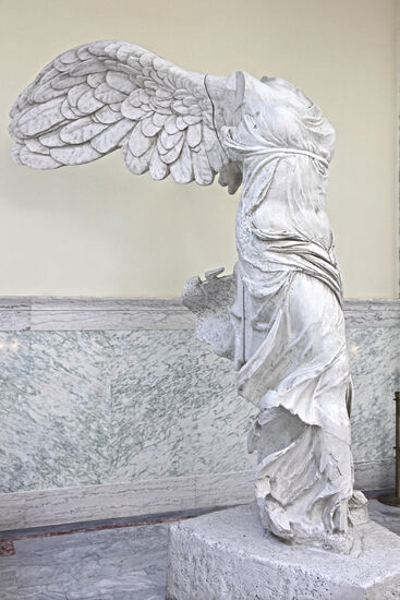 Nike in Idaho
“Die geflügelte Freiheitsstatue”. Im Idaho State Capitol steht eine Nachbildung der Nike von Samothrake, deren Original 1863 von einem französischen Entdecker in Griechenland gefunden wurde. Dieses Exemplar ist ein Geschenk von Frankreich an die U.S.A.. Frankreich wollte sich damit für die Befreiung des Landes während des 2. Weltkriegs bedanken.