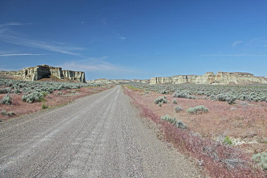 Ab in die Wüste
Wenn man die Pillars of Rome besucht, denkt man, man habe sich verirrt. Eine immer schäbiger werdende Schotterpiste führt scheinbar ins Nichts, bevor man sich den bis zu 30 Meter hohen Säulen nähert.