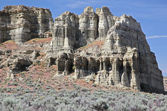 Rome, Oregon
Die Pillars of Rome sind eine Sehenswürdigkeit. Nicht immer treffen wir Europäer in den U.S.A. auf Ortsnamen, die uns so vertraut sind. Meistens wird man enttäuscht, wenn man die Orte mal sieht. Siehe Paris, Texas. Siehe Moscow, Idaho. Aber Rome, Oregon, hat immerhin etwas zu bieten.