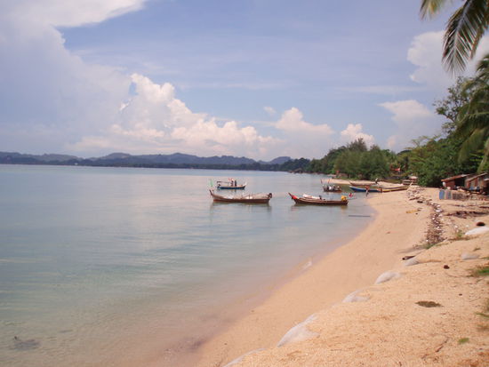 Langtailboote und Strand irgendwo