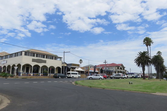 Mittagspause bei Fish und Chips in Bermagui auf halber Strecke zwischen Narooma und Merimbula und mit Blick auf das Meer