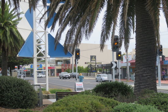 Die A1 führt direkt durch Lakes Entrance
