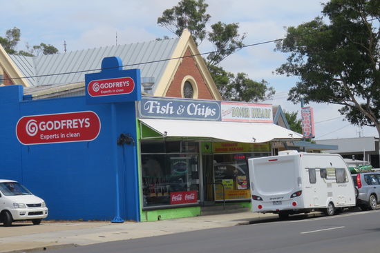 Fish und Chips gibt es an jeder Ecke und schmeckt. Wir kaufen eine Lunch Box, die reicht für mittags und abends!