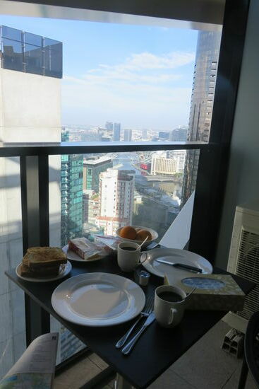 Frühstück auf dem Balkon unseres Hotelzimmers im 40. Stock