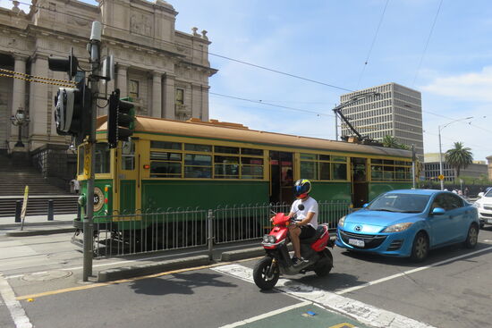 Die historische Circle Line 35 vor dem Parlamentsgebäude