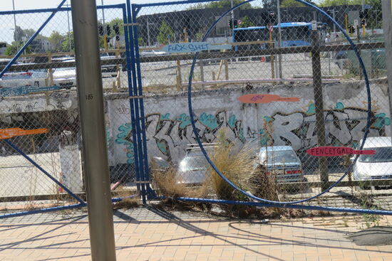 Im Stadtzentrum. Das Basement des ursprünglichen Kaufhauses wird heute als Parkplatz genutzt.