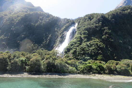 Die Stirling Falls. Höchster Wasserfall im Fjord.