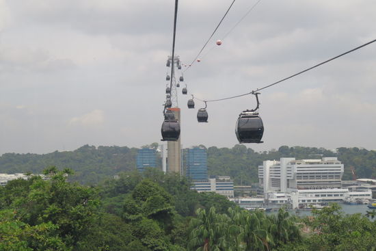 Mit der Seilbahn vom Mount Faber Parkt über die Harbour Front direkt zur vorgelagerten Insel Sentas!