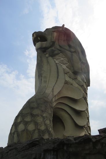 Der Merlion auf Sentosa, Ein Treppe im Innern führt Kopf, von dort hat der Besucher einen wunderschönen Blick auf die Insel und die Skyline der Stadt