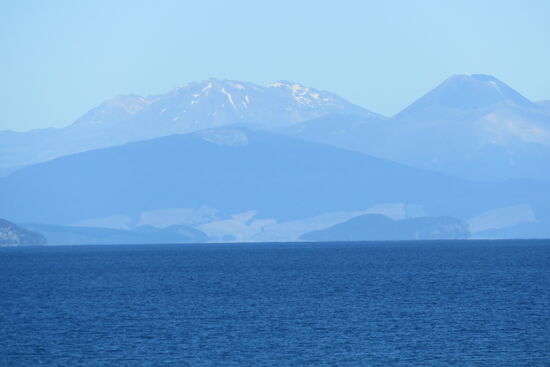 Blick auf den Lake Taupo vom Nordufer. Im Hintergrund die heiligen Berge im Tongariro Gebirge
