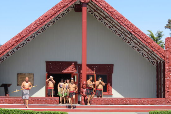 Maori bereiten vor sich auf den Empfang der Gäste in ihrem Marae, Gemeinschaftshaus.