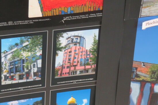 Magdeburgs Hundertwasserhaus auf der Infotafel über Hundertwassers Wirken weltweit.