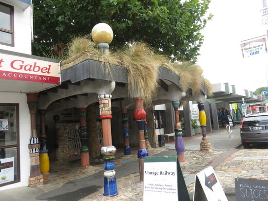 Die Hundertwasser-Toilette in Kawakawa
