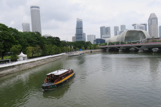 Rechts Esplanade Bridge, links das Swiss Hotel. Und mit 88 Etagen gehört es zu den höchsten Gebäuden der Stadt. .