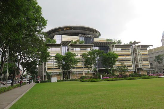 und der Supreme Court, das oberste Gericht, mit der auffälligen Dachgestaltung, weithin sichtbar.