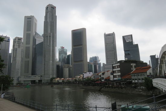 Wir nähern uns dem Boat Quay, ursprünglich die Mündung des Singapore River, wo vor allem die chinesischen Arbeiter und Händler im 19. Jahrhundert gewohnt haben. Heute eine sehr beliebte Restaurant- und Kneipenmeile.