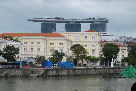 Und das ist unser Blick beim Lunch in einem chinesischen Restaurant am Boat Quay auf das Asian Civilisations Museum. Im Hintergrund das Marina Bay Sands Hotel mit dem Skypark.