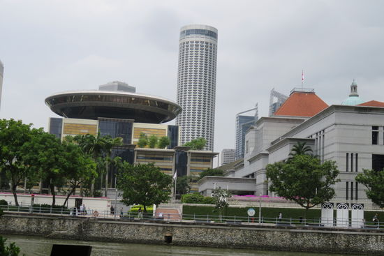 Der Blick auf Gericht, Parlament und Swiss Hotel.