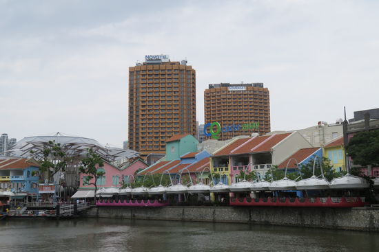 Entlang des Singapore River ins Landesinnere kommen wir an den Clarke Quay, Handelshafen in der Vergangenheit, heute aus fünf Blöcken bestehende geschmackvolle restaurierte Lagerhäuser mit zahlreichen Restaurants, Cafés und Kneipen, die vor allem abends Touristen und Bewohner zum Verweilen einladen.