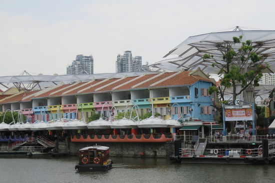 Hier befindet sich auch die Anlegestelle für die vielen Touristenboote auf dem Singapore River.