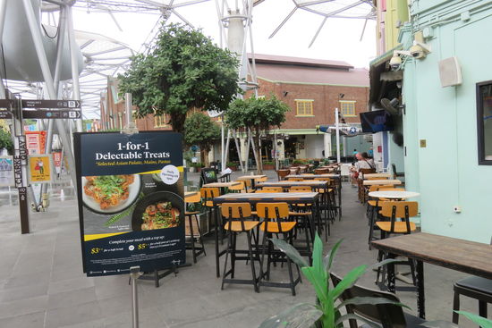 Das gesamte Gebiet ist überdacht, sodass weder die starke Sonne noch Gewitter den Besuch im Freien stören können. Dafür geht immer ein angenehmes Lüftchen.