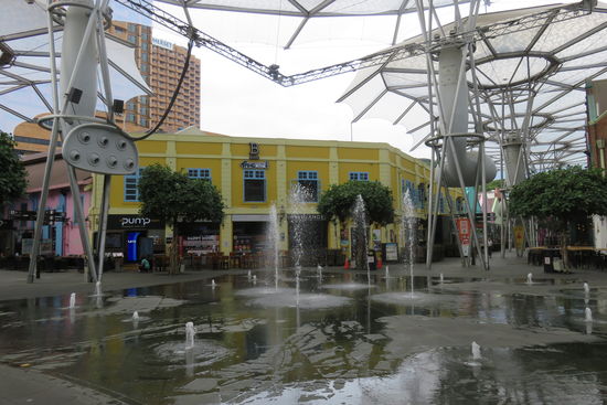 Und Wasser aus Fontänen und Brunnen sorgt überall für eine angenehme Frische, sodass die Temperaturen von durchweg 30° Celsius im Durchschnitt zu ertragen sind.