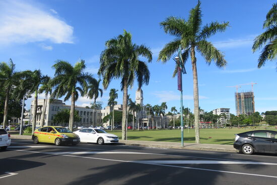 Parlaments- und Regierungsgebäude mit Glockenturm.