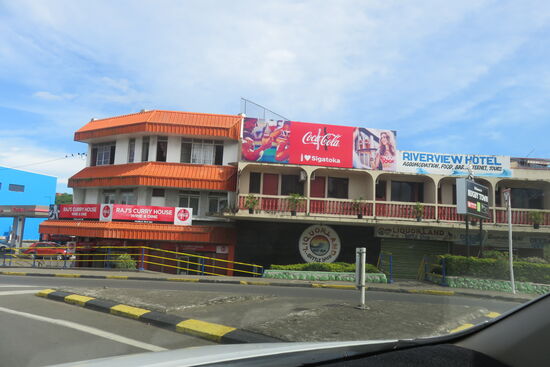 Wir passieren Sigatoka, eine der größeren Orte des Landes