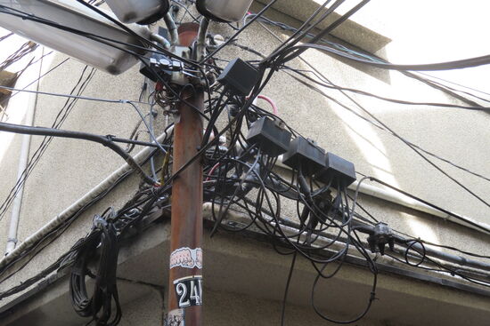 Kabelwirrwarr überall auf den Straßen Tokyos