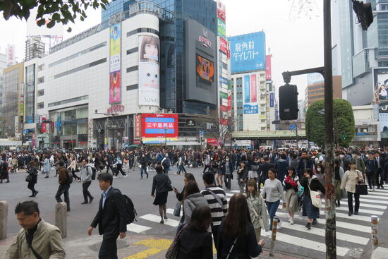 Straßenkreuzung Shibuya, die nicht allein gerade, sondern auch diagonal überquert werden kann.