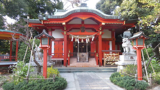 Und mittendrin im Vierteil Jiyugaoka der 800 Jahre alte Kumano Schrein, dessen Anwesen die typische japanische Atmosphäre verbreitet.