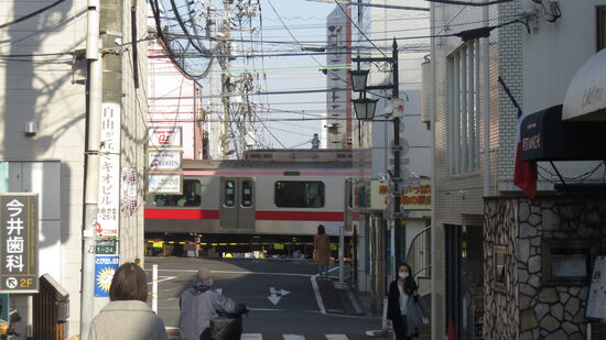 Mitten durch die Wohngebiete führen die Bahngleise und fahren die Züge.
