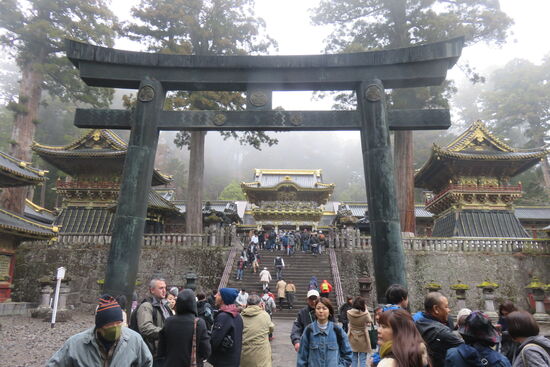 Aufgang mit Blick auf den Eingang des Schrein