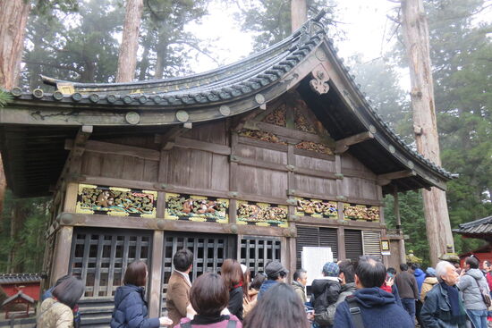 Vor den berühmten weisen Affen