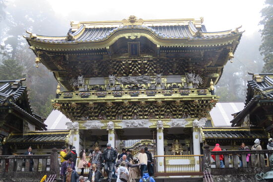 Eingang zur hintergelegenen Haupthalle, die nur mit Strümpfen betreten werden darf und Fotografieren verboten ist.