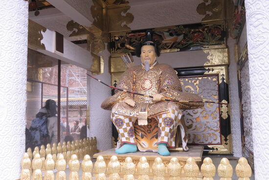 Samurai-Wächter vor dem Eingang zur Haupthalle des Schrein