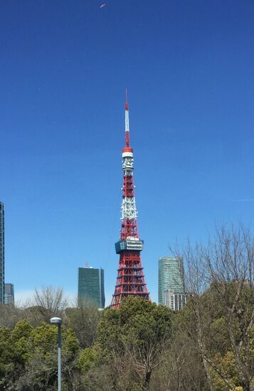Der Tokio-Tower auf unserer Fahrt zum Flughafen Haneda