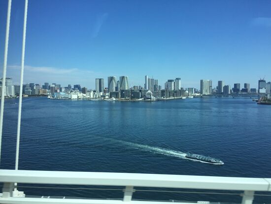 Die Skyline von Tokyo von der Rainbow Bridge