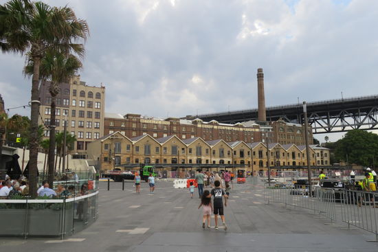 Blick auf The Rocks, top saniertes Hafenviertel mit dem in Australien am längsten betriebenen Irish Pub, dem Mercantile Hotel