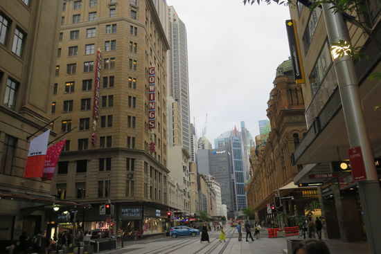 In der George Street mit dem Queen Victoria Building rechter Hand!