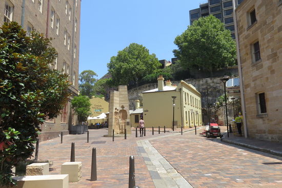 Die kürzeste Straße in Sydney im Hintergrund. Auf dem freien Platz im Vordergrund findet jeden Freitag der Foodie Market statt.