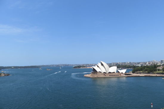 Der Blick von der Harbour Bridge auf das Sydney Opera House