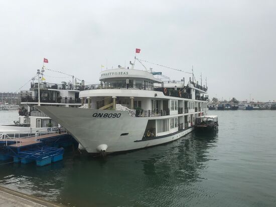 Auf diesem Schiff verbringen wir einen Tag und eine Nacht in der Halong Bucht.