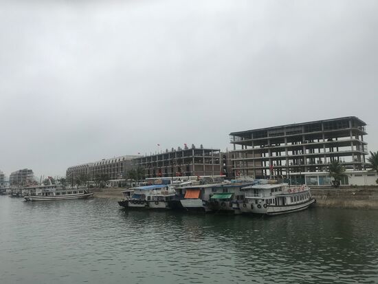 Wir laufen aus und an Land bietet sich das unschöne Bild von Investruinen.