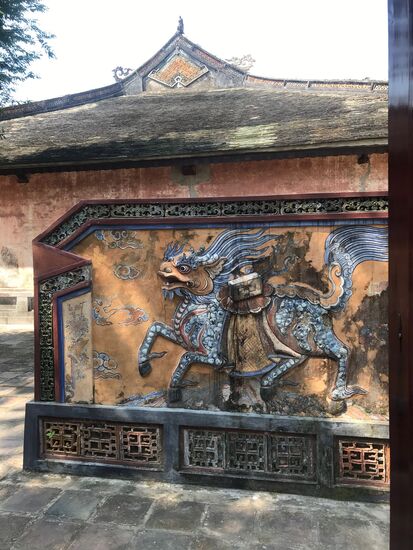 Die Drachenmauer aus Holz und glasierten Ziegeln gestaltet im Innenhof, die das Eindringen von Teufeln und Unheil verhindern soll.